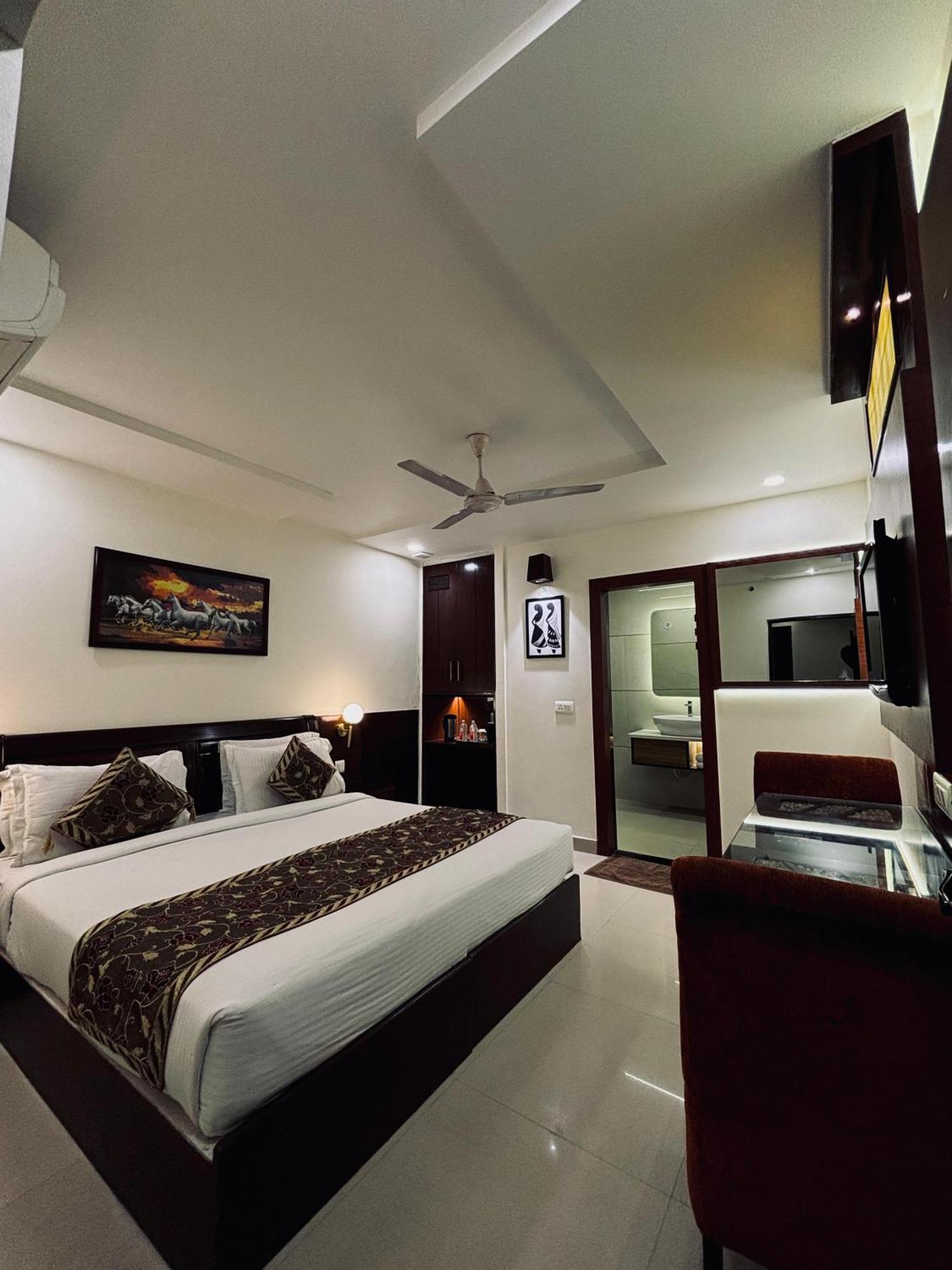 Taj Hotel 3*